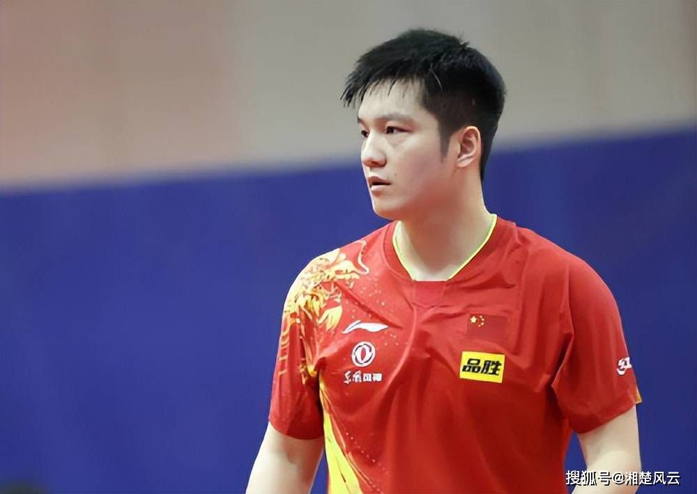 托蒂调侃球衣大小不合适：“啊，不过这是件XXL”。